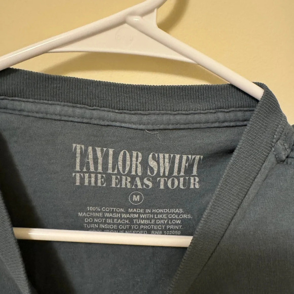 TAYLOR SWIFT | THE ERAS TOUR 1989 ALBUM T-SHIRT - SIZE MEDIUM - 2 AVAILABLE - Picture 6 of 8